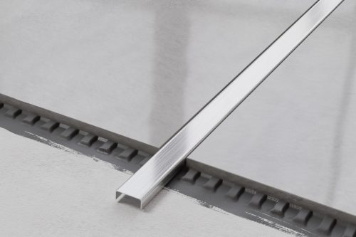 LAMBRO - C Profil - Szálcsiszolt Ezüst - 20mm széles rozsdamentes acél dekorcsík profil